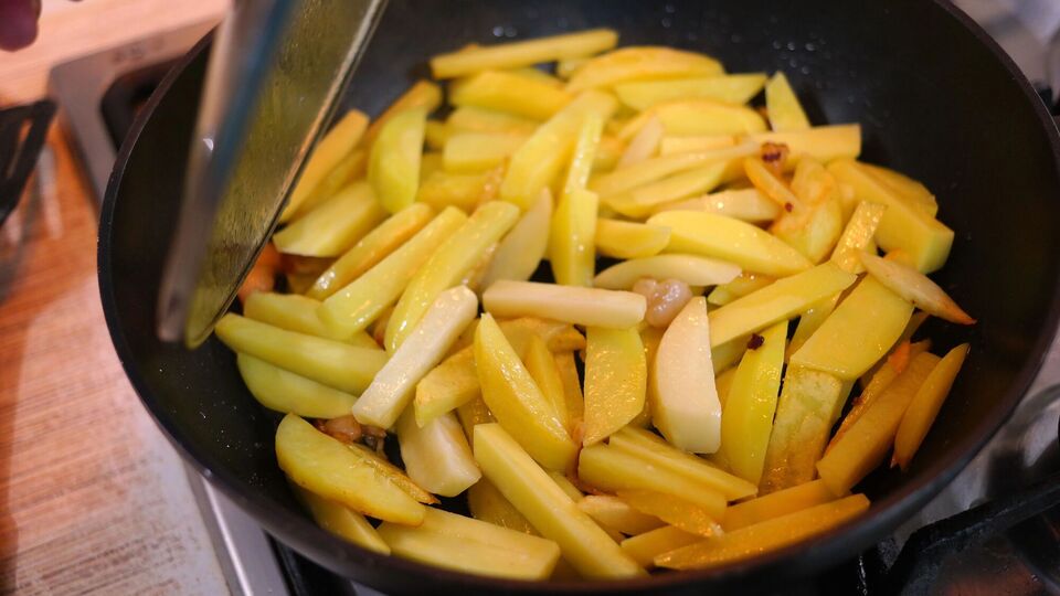 Почему нельзя мешать картофель, пока он жарится. Лайфхак, как легко получить хрустящую корочку