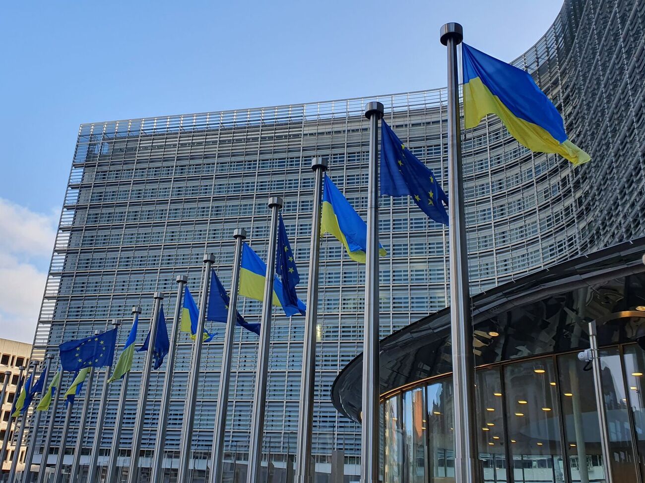 Кредит у розмірі €90 млрд. ЄС може прив'язати допомогу Україні до податкової реформи – Bloomberg