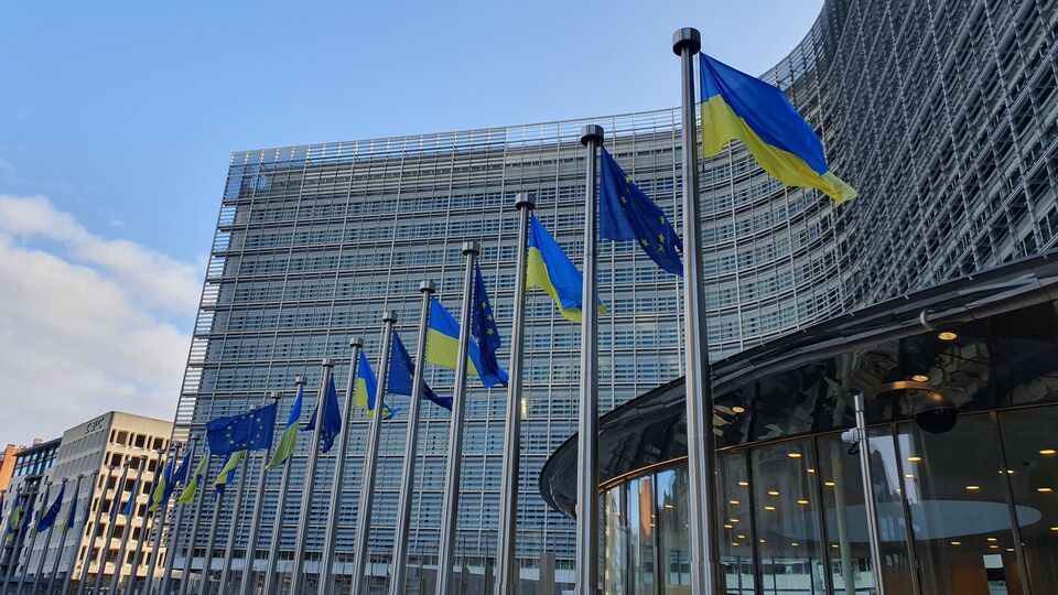 Кредит у розмірі €90 млрд. ЄС може прив'язати допомогу Україні до податкової реформи – Bloomberg