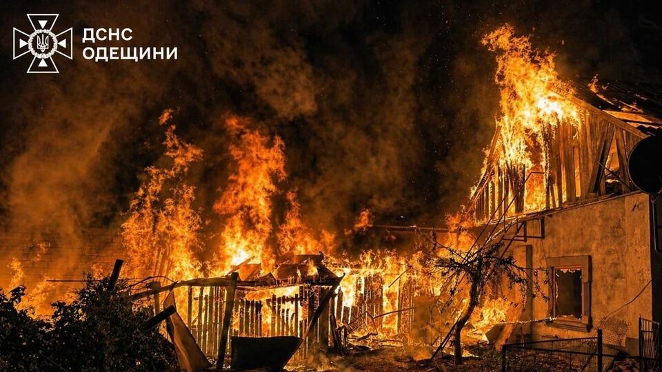 Росія атакувала Одеську область. Виникли масштабні пожежі, пошкоджено лікарню, є постраждалі