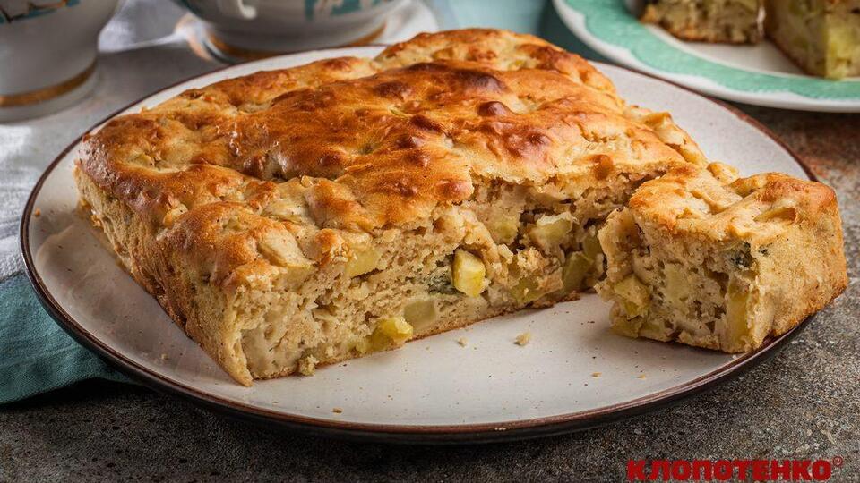 Готується набагато простіше, ніж шарлотка з яблуками, а смакує ідеально. Рецепт яблучного пирога