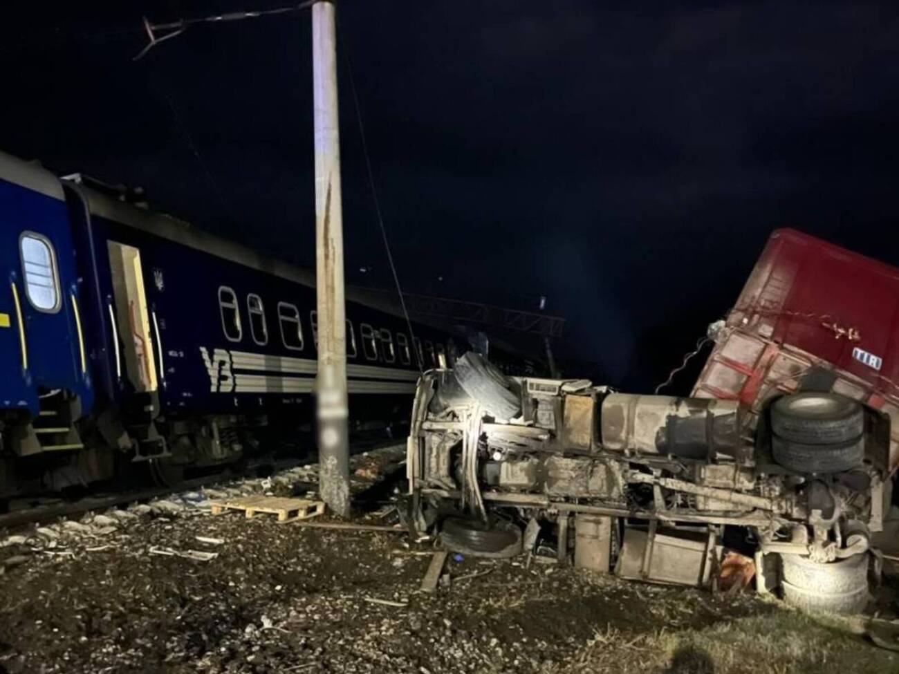 ДТП між потягом і вантажівкою сталася на переїзді поблизу залізничної станції Коломак