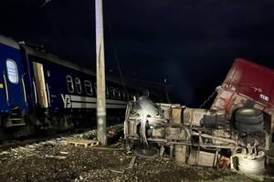 ДТП між потягом і вантажівкою сталася на переїзді поблизу залізничної станції Коломак