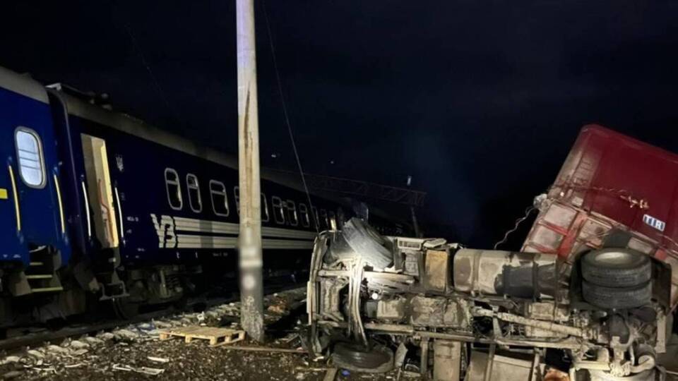 ДТП между поездом и грузовиком произошло на переезде возле железнодорожной станции Коломак
