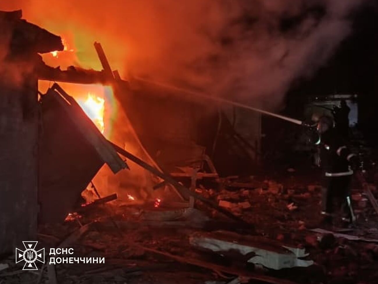 Унаслідок чергового авіаудару по Донецькій області одне з подвір'їв перетворилося на руїни