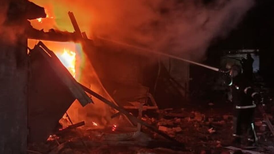 Унаслідок чергового авіаудару по Донецькій області одне з подвір'їв перетворилося на руїни