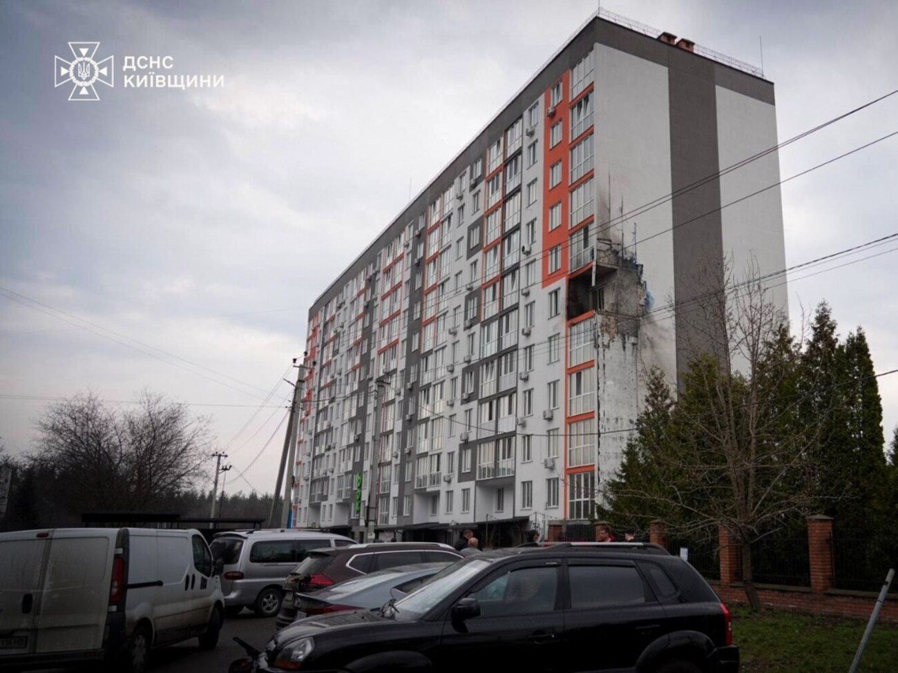 В Киевской области зафиксировали по меньшей мере три попадания по гражданской инфраструктуре, в частности в многоквартирный дом, а также возле ветеринарной клиники и школы