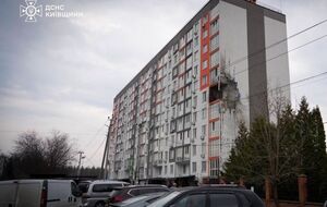 У Київській області зафіксували щонайменше три влучання по цивільній інфраструктурі, зокрема в багатоквартирний будинок, а також поблизу ветеринарної клініки й школи