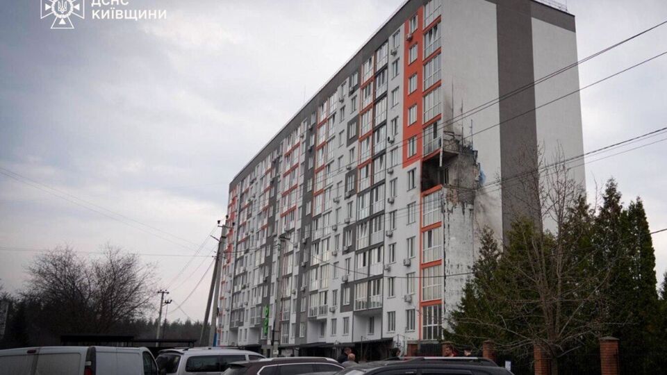 В Киевской области зафиксировали по меньшей мере три попадания по гражданской инфраструктуре, в частности в многоквартирный дом, а также возле ветеринарной клиники и школы
