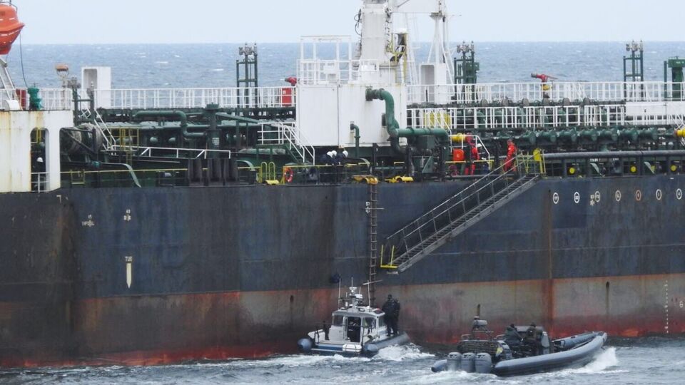 На момент проверки танкер Flora 1 имел неопределенный статус флага, а также двигался к неизвестному пункту назначения