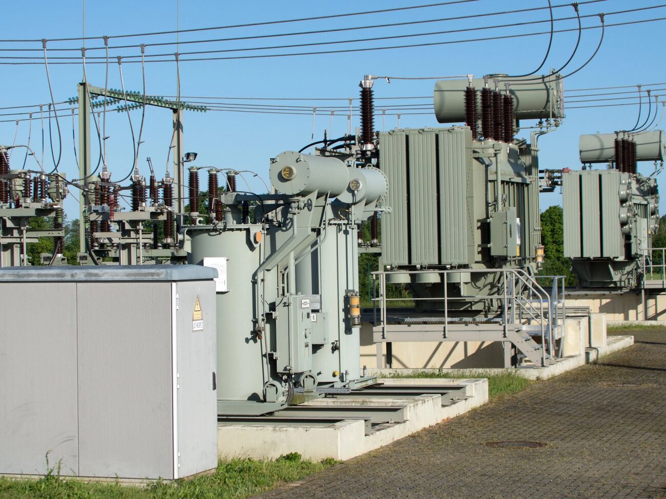 Правоохоронці й надзвичайники нагадують про заборону наближатися до об'єктів енергетичної інфраструктури, зокрема транформаторних підстанцій