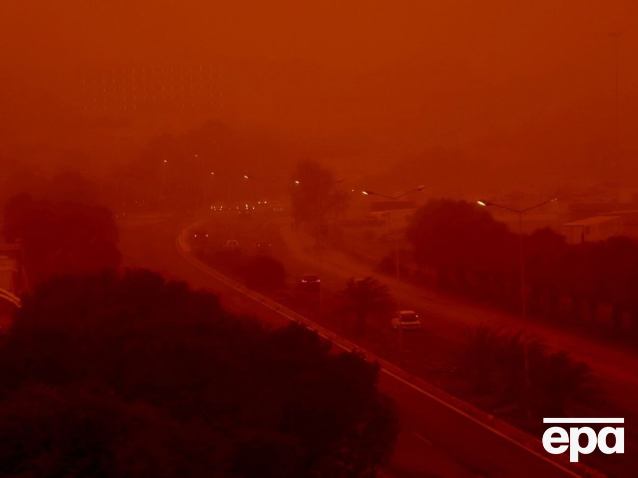 Апокалиптически красное небо. Пылевая буря из Сахары накрыла часть Греции. Фоторепортаж