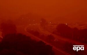 Апокалиптически красное небо. Пылевая буря из Сахары накрыла часть Греции. Фоторепортаж