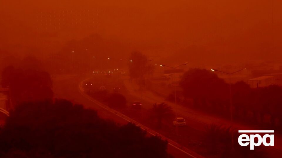 Апокалиптически красное небо. Пылевая буря из Сахары накрыла часть Греции. Фоторепортаж