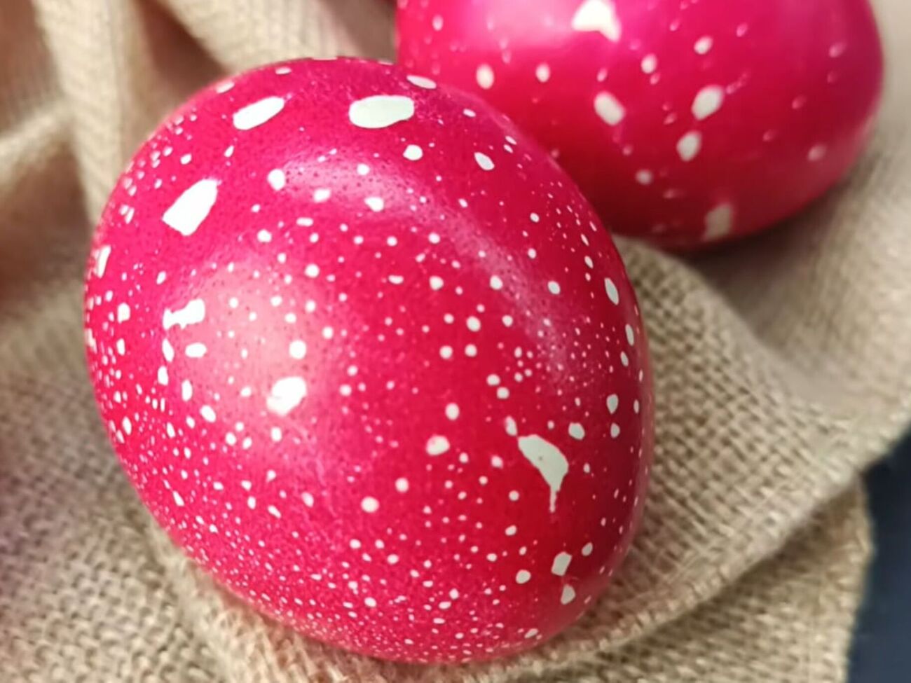 Щоб вийшов такий ефектний малюнок, яйця потрібно попередньо змастити олією