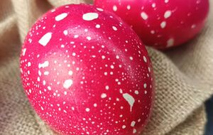 Щоб вийшов такий ефектний малюнок, яйця потрібно попередньо змастити олією