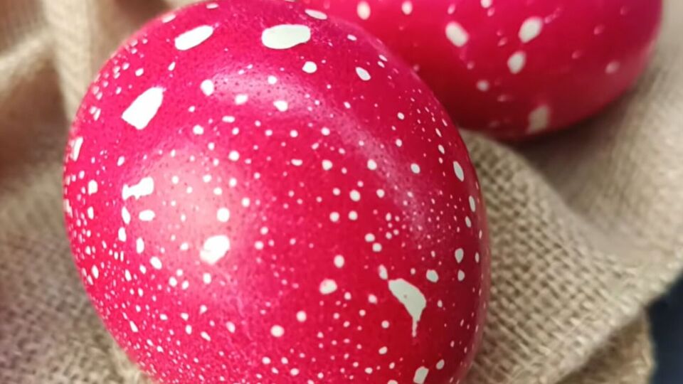 Чтобы получился такой эффектный рисунок, яйца нужно предварительно смазать растительным маслом