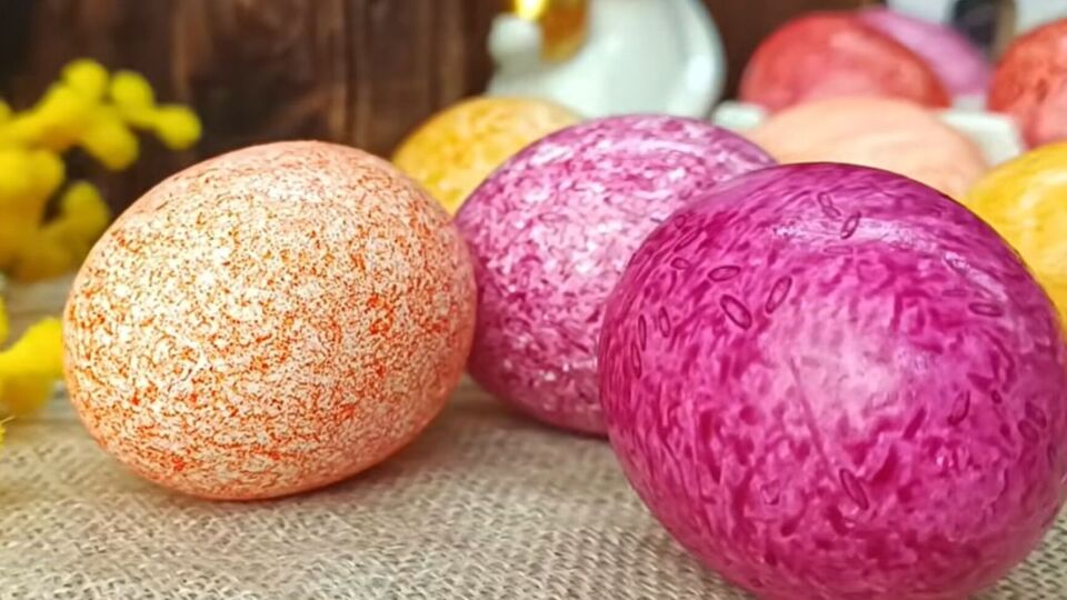 Крашенки смажьте для блеска растительным маслом