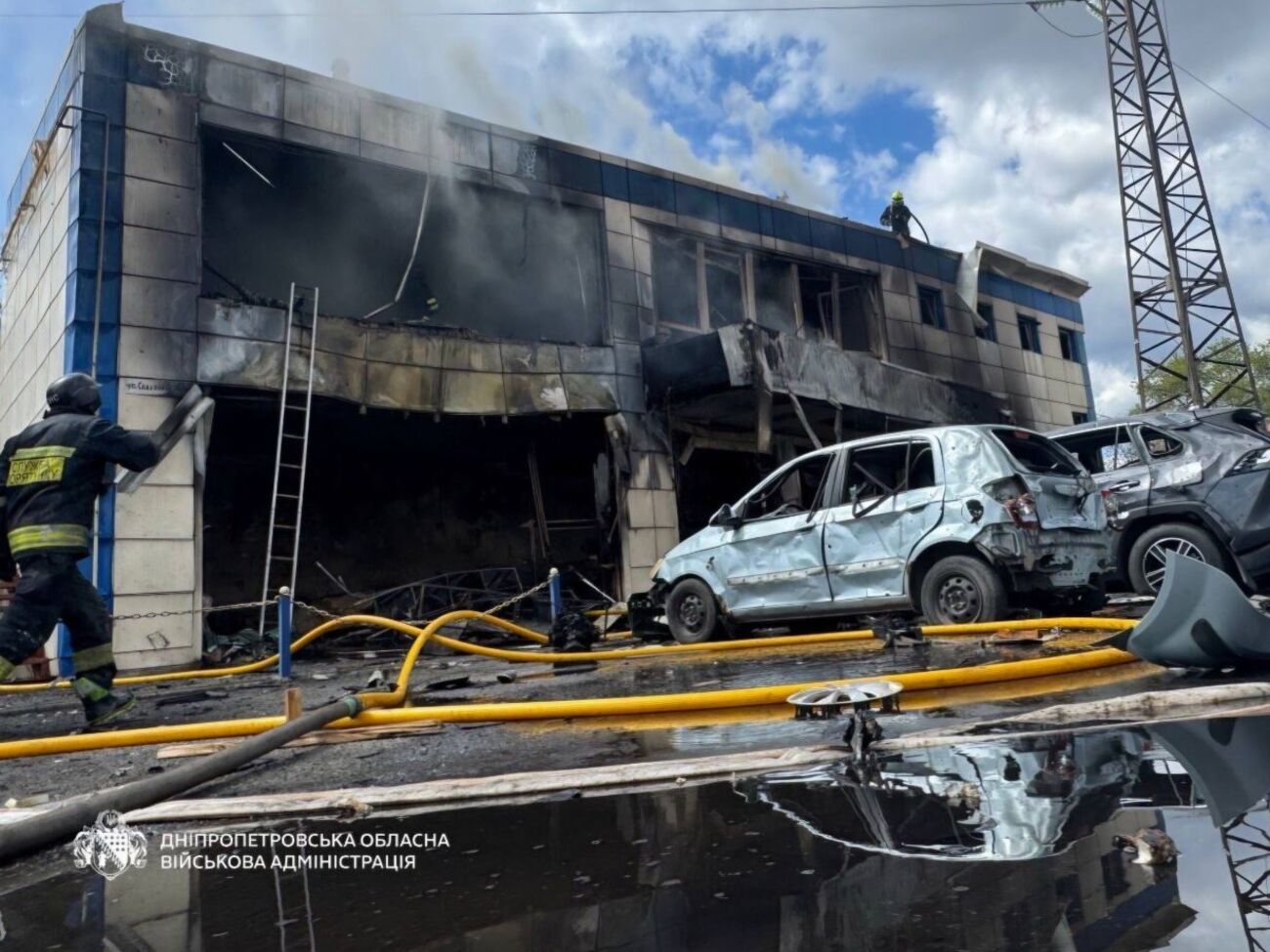 Окупанти атакували Дніпро, дрон влучив в автобус. Загинула жінка, багато постраждалих