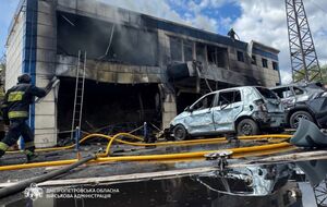 Оккупанты атаковали Днепр, дрон попал в автобус. Погибла женщина, много пострадавших