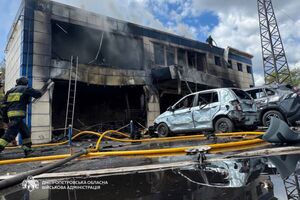 Окупанти атакували Дніпро, дрон влучив в автобус. Загинула жінка, багато постраждалих