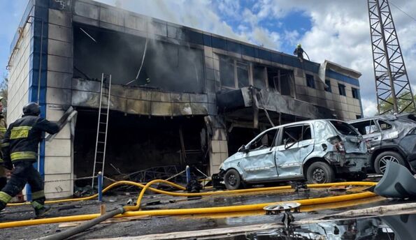 Окупанти атакували Дніпро, дрон влучив в автобус. Загинула жінка, багато постраждалих