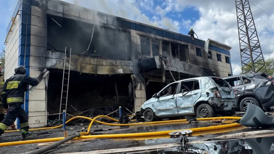 Окупанти атакували Дніпро, дрон влучив в автобус. Загинула жінка, багато постраждалих