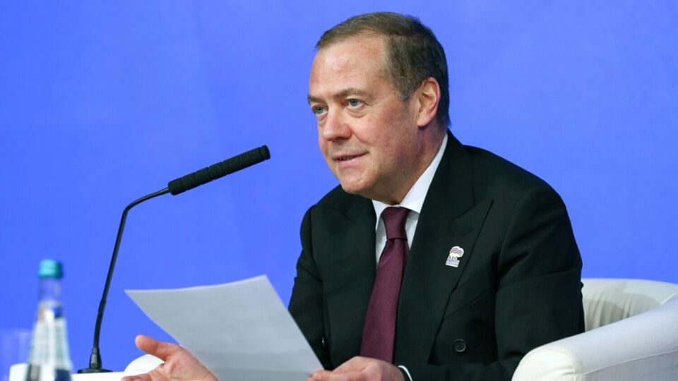 "Війна – як мантра", але "причин удосталь". Медведєв одночасно заперечив і припустив війну з Європою