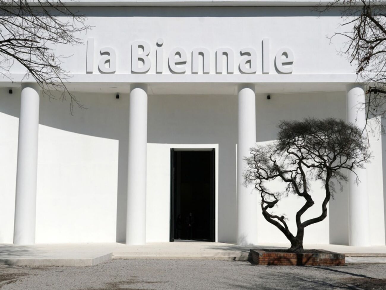 Скандал із допуском росіян на Венеційську бієнале. Журі в повному складі подало у відставку