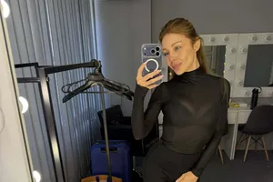 "Яка фізична форма. Браво!", "Звідки сила в таких худючих ручках?!" Тіна Кароль вразила парним заняттям йогою