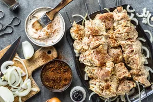 Добавьте в маринад как можно больше этого продукта, чтобы шашлык получился идеальным