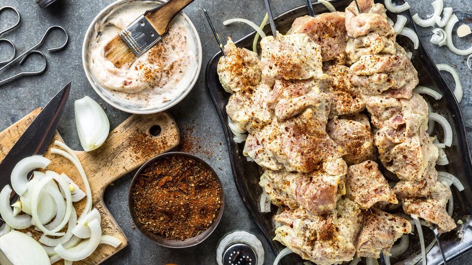 Добавьте в маринад как можно больше этого продукта, чтобы шашлык получился идеальным