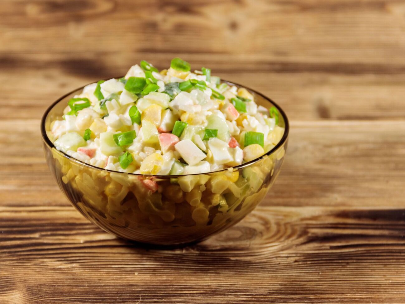 Ніжний і соковитий салат із кукурудзою. Простий рецепт