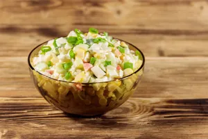 Ніжний і соковитий салат із кукурудзою. Простий рецепт