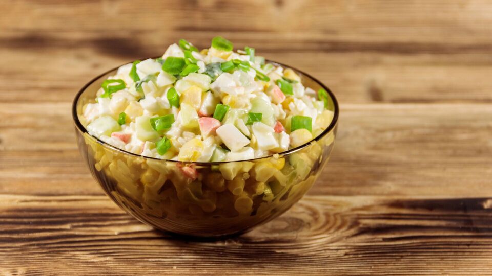 Ніжний і соковитий салат із кукурудзою. Простий рецепт