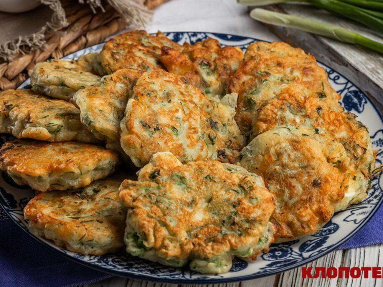 Швидкі оладки з зеленою цибулею та яйцем