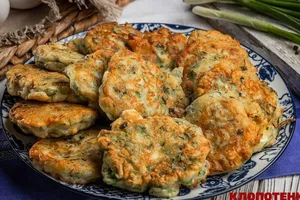 Швидкі оладки із зеленою цибулею і яйцем