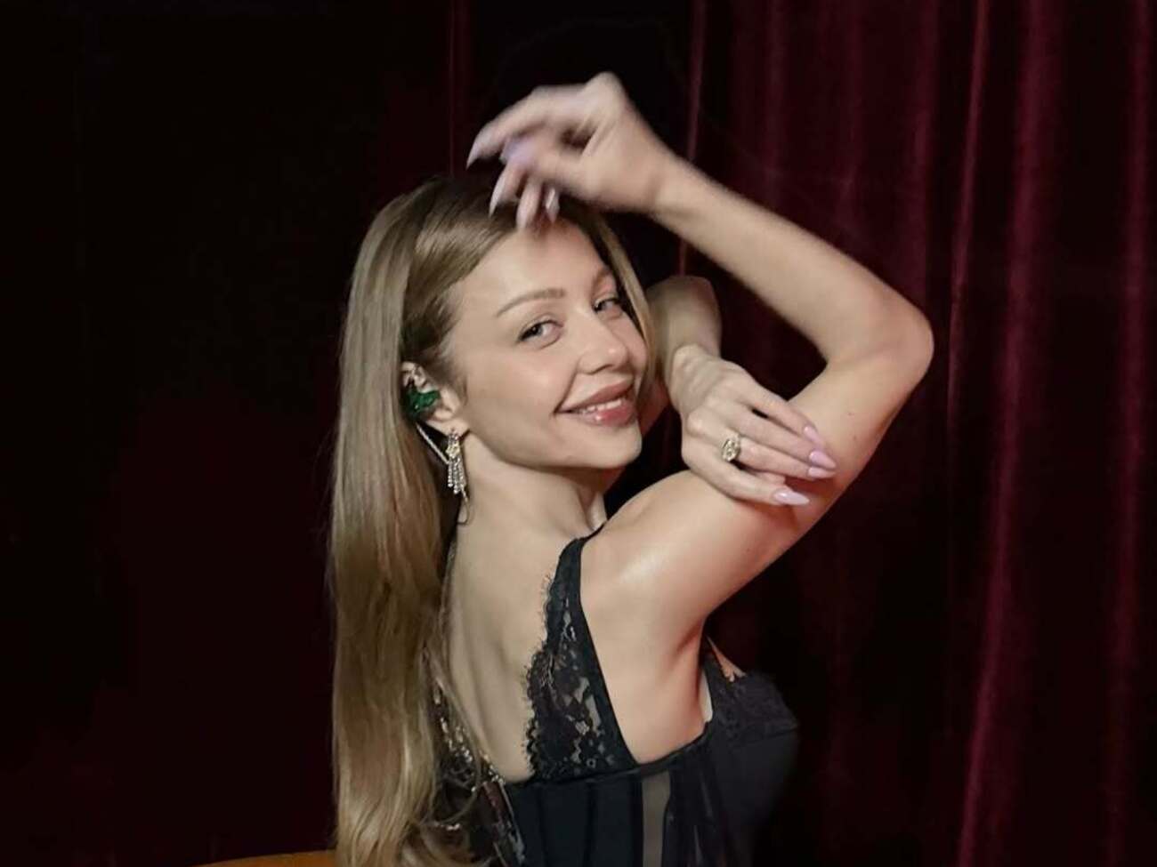 Тина Кароль в чулках и платье-комбинации похвасталась безупречной фигурой. Фото