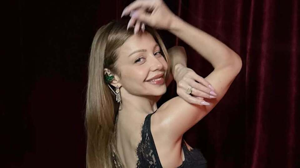 Тина Кароль в чулках и платье-комбинации похвасталась безупречной фигурой. Фото