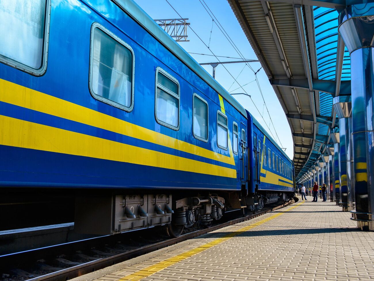 Поезд "Харьков – Львов" столкнулся с грузовиком, позже над ним пролетела стая БПЛА