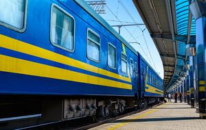 Поезд "Харьков – Львов" столкнулся с грузовиком, позже над ним пролетела стая БПЛА