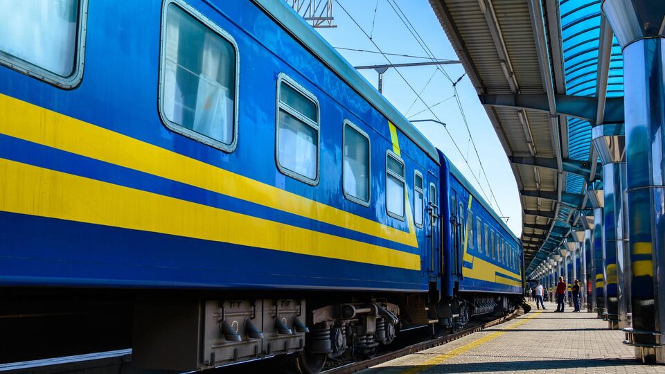 Поезд "Харьков – Львов" столкнулся с грузовиком, позже над ним пролетела стая БПЛА