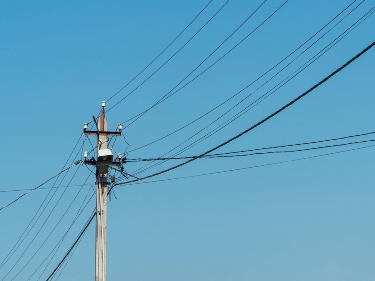 Рыночная стоимость электричества существенно колеблется, а госзакупки строго ограничивают изменение цен, сказал Жук