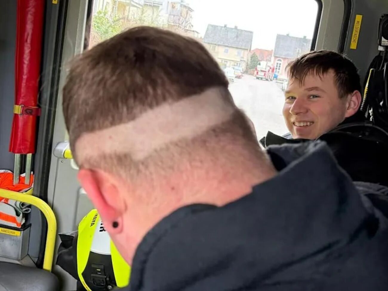 Пожарному пришлось бежать в часть из парикмахерской