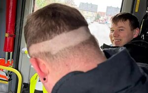 Пожежнику довелося бігти в частину з перукарні