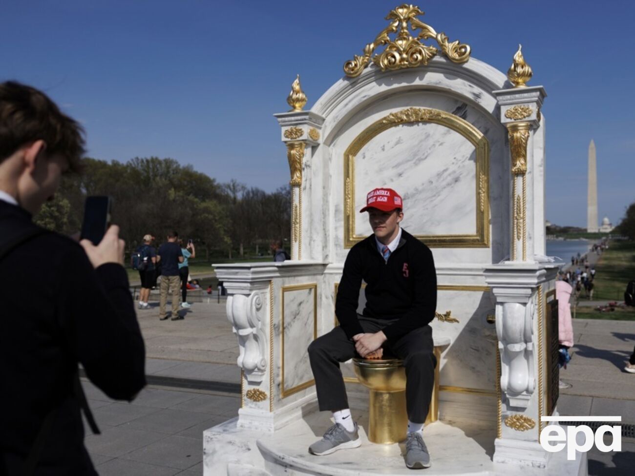 У Вашингтоні встановили трон із золотим унітазом і сатиричним написом на адресу Трампа