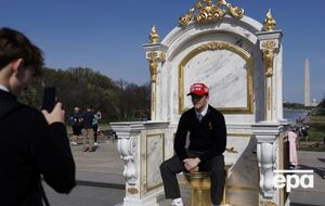 В Вашингтоне установили трон с золотым унитазом и сатирической надписью в адрес Трампа