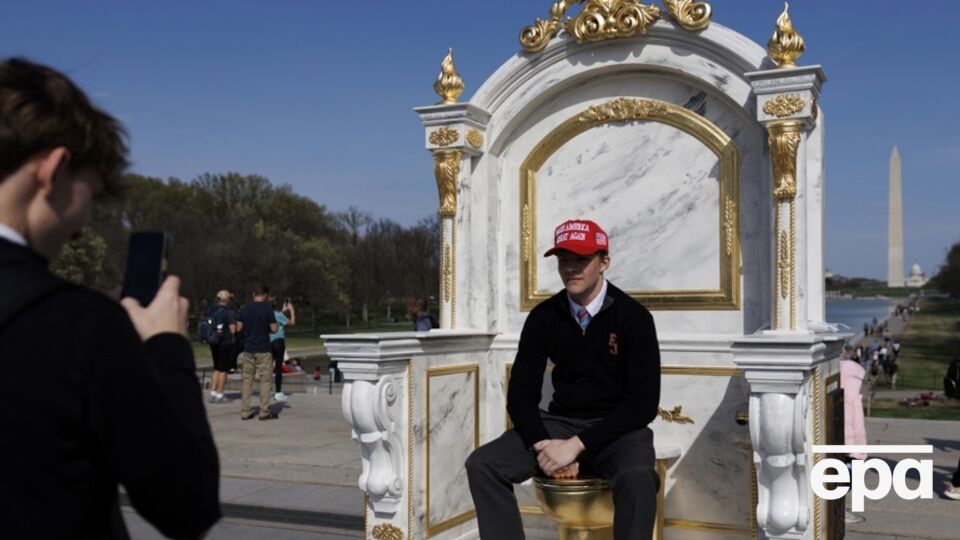 В Вашингтоне установили трон с золотым унитазом и сатирической надписью в адрес Трампа