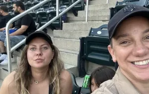 Зарубіна (ліворуч на фото) виявила "романтичний" інтерес до Ештон-Сірілло