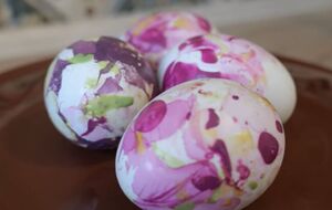 Працювати потрібно в рукавичках, щоб не забруднити руки